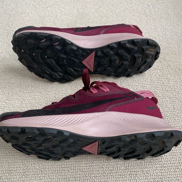Size 8 Nike Women’s Pegasus Trail 2 in Dark Beetroot/Desert Berry. - Picture 4 of 5